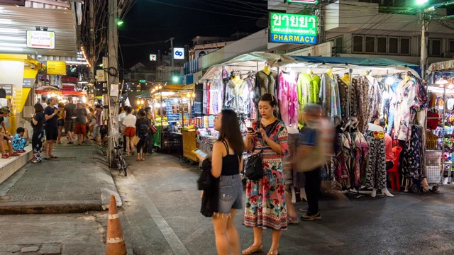 延时拍摄:游客参观华欣夜市。对外国和当地游客来说都是著名的地方。锅了。视频素材