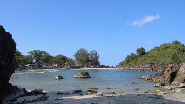 清澈的蓝绿色的大海，在博通朗湾，邦萨潘区，普拉楚布基里汗，泰国视频素材