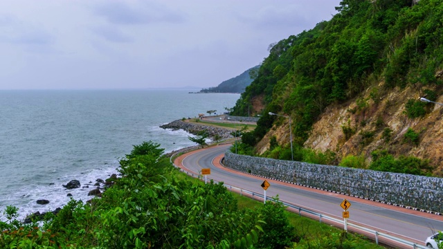 延时:从泰国东部的Chanthaburi Noen Nangphaya观景台出发的Chalerm Burapha Chonlathit公路高速公路。锅吧。视频素材