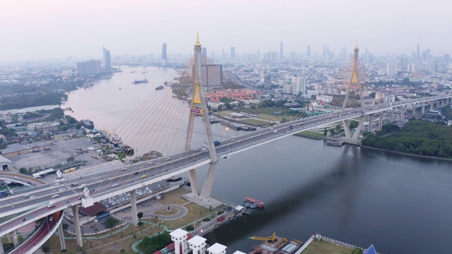 普密蓬悬索桥横跨湄南河鸟瞰图视频素材