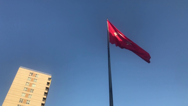 晴朗的日子里，土耳其国旗和现代建筑视频素材