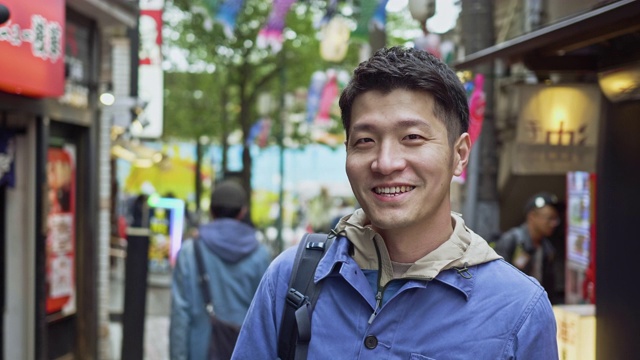 日本英俊男子在东京街头四处张望的慢动作视频视频素材