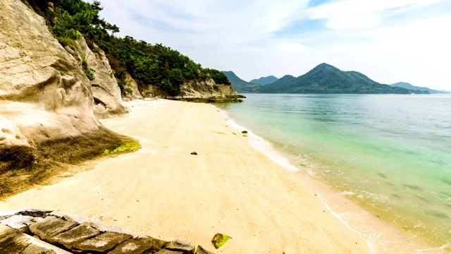 日本Ōkunoshima(兔子岛)海滩的时间弹性。视频下载