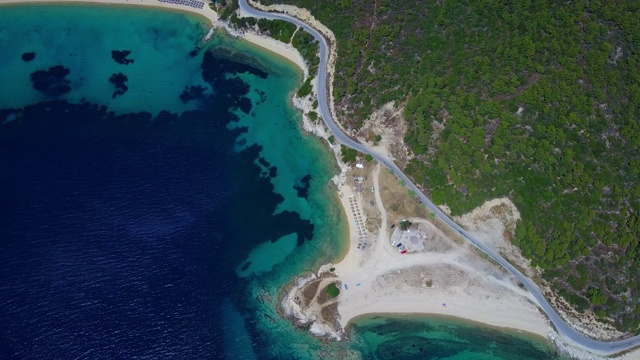 海湾的无人机视频-夏天在地中海，希腊视频素材