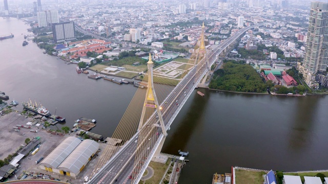 普密蓬悬索桥横跨湄南河鸟瞰图视频素材