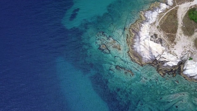 旋转无人机视频希腊岛屿海岸-夏季在地中海，希腊视频素材