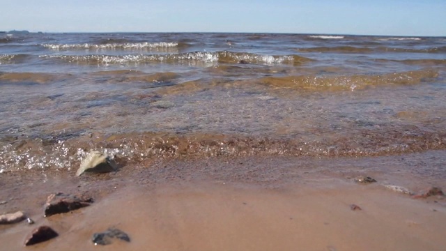 被海浪冲刷的沙滩视频素材