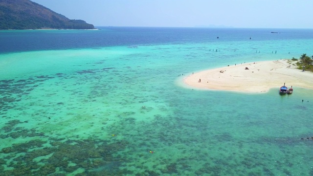 鸟瞰图，夏日多彩的海景，令人惊叹的热带曲线海滩。视频素材