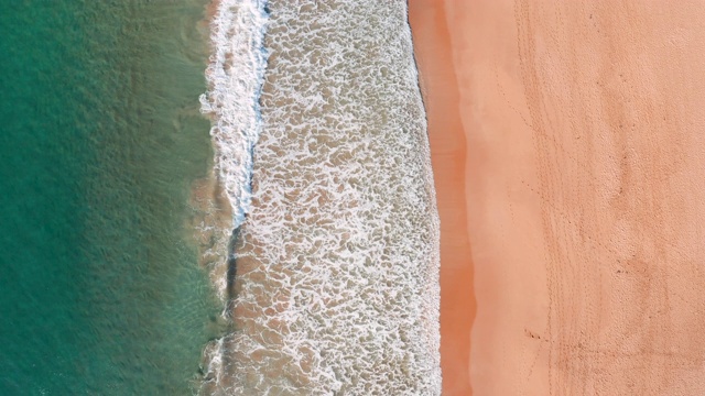 海滩和冲浪的鸟瞰图视频素材