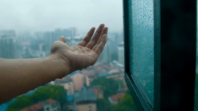 触摸城市雨水透过窗户视频素材