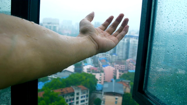 触摸城市雨水透过窗户视频素材