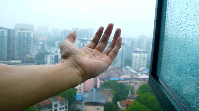 触摸城市雨水透过窗户视频素材