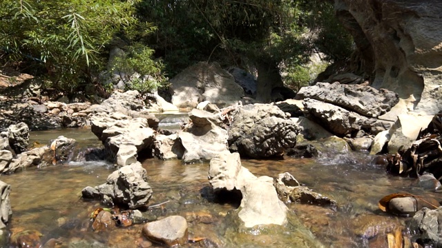 水在青山中流淌。视频素材