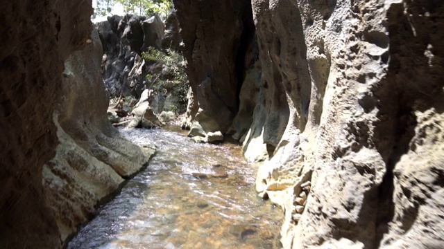 水在青山中流淌。视频素材