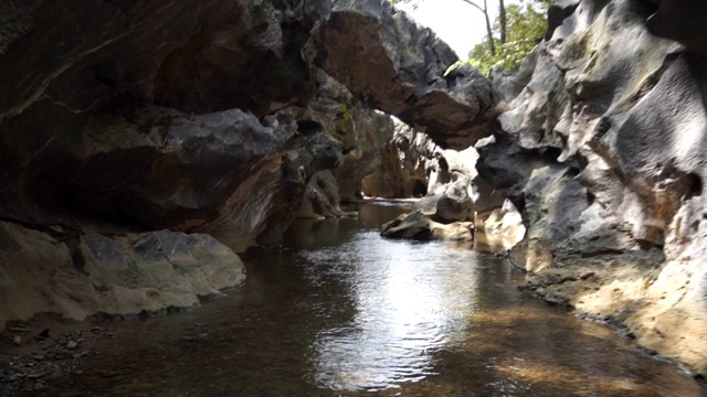 水在青山中流淌。视频素材