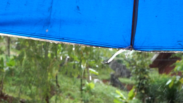 雨点形成的虚线。视频素材