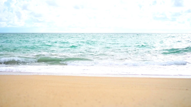 热带海滩，海浪，沙子和岩石与夏天的蓝天。视频素材