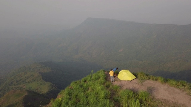 4k分辨率鸟瞰图的旅游摄影师露营和帐篷的悬崖和美丽的山，在Phu Tubberk泰国旅游冒险概念视频素材