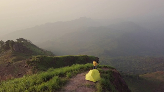 4k分辨率鸟瞰图的旅游摄影师露营和帐篷的悬崖和美丽的山，在Phu Tubberk泰国旅游冒险概念视频素材