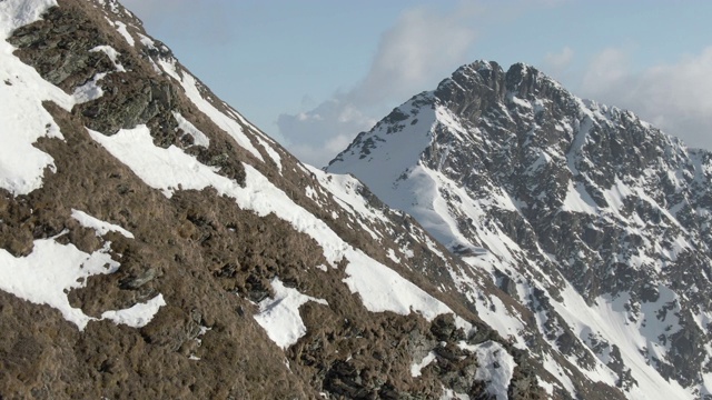 无人机俯瞰高山雪景视频素材