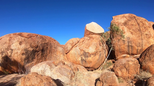 魔鬼大理石Karlu Karlu在澳大利亚北领地视频素材