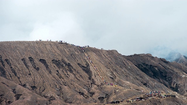 印度尼西亚东爪哇布罗莫火山山的时间跨岩。视频素材