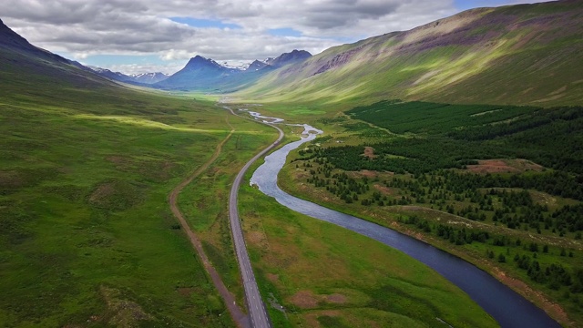 空中美丽的风景周围的山在冰岛北部，在冰岛北部的道路旅行上的观车，假日公路旅行的概念是时刻放松，在冰岛公路旅行视频素材