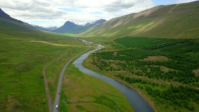 空中美丽的风景周围的山在冰岛北部，在冰岛北部的道路旅行上的观车，假日公路旅行的概念是时刻放松，在冰岛公路旅行视频素材