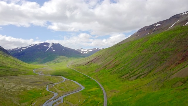 空中美丽的风景周围的山在冰岛北部，在冰岛北部的道路旅行上的观车，假日公路旅行的概念是时刻放松，在冰岛公路旅行视频素材