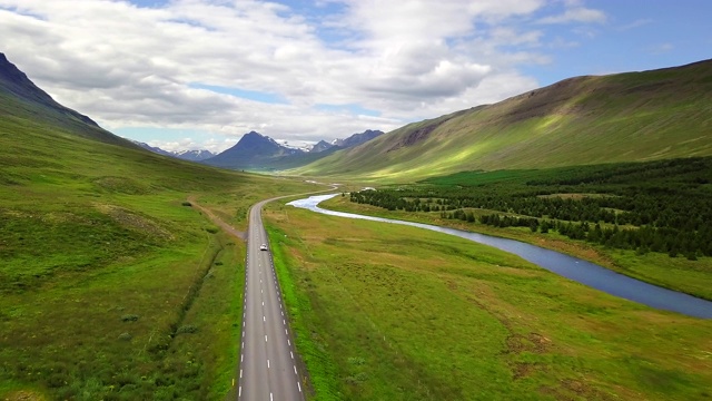 空中美丽的风景周围的山在冰岛北部，在冰岛北部的道路旅行上的观车，假日公路旅行的概念是时刻放松，在冰岛公路旅行视频素材