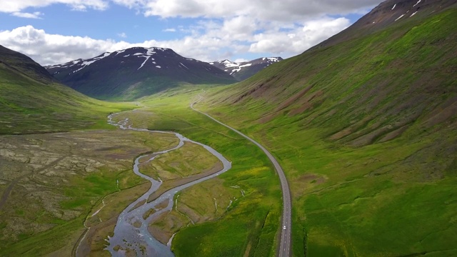 空中美丽的风景周围的山在冰岛北部，在冰岛北部的道路旅行上的观车，假日公路旅行的概念是时刻放松，在冰岛公路旅行视频素材