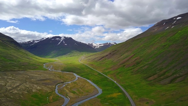 空中美丽的风景周围的山在冰岛北部，在冰岛北部的道路旅行上的观车，假日公路旅行的概念是时刻放松，在冰岛公路旅行视频素材