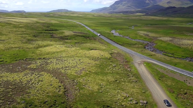 空中美丽的风景周围的山在冰岛南部土地，在冰岛南部土地上的道路旅行的汽车顶部，假日公路旅行的概念是时刻放松，在冰岛公路旅行视频素材