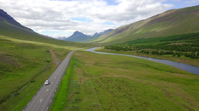 空中美丽的风景周围的山在冰岛北部，在冰岛北部的道路旅行上的观车，假日公路旅行的概念是时刻放松，在冰岛公路旅行视频素材