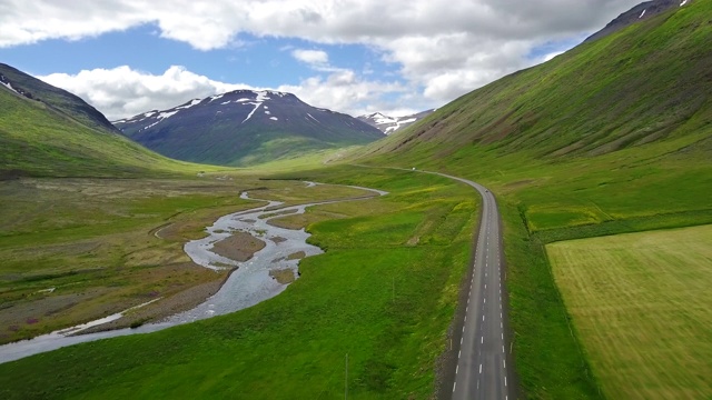 空中美丽的风景周围的山在冰岛北部，在冰岛北部的道路旅行上的观车，假日公路旅行的概念是时刻放松，在冰岛公路旅行视频素材