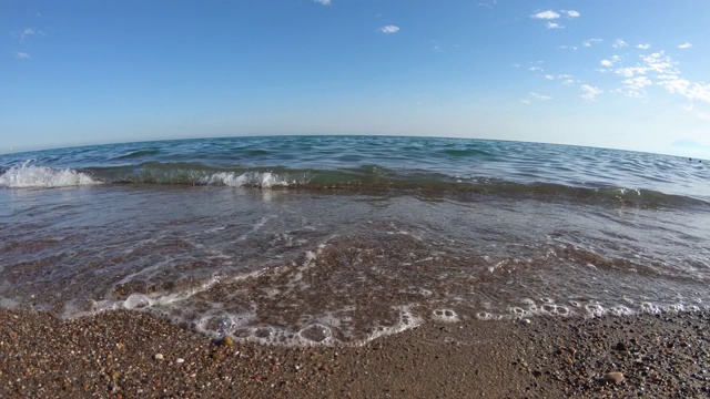 美丽的深蓝色地中海海水。海浪。在欧洲的游轮上度假。环境与自然，大海深蓝。天空和水面的倒影荡漾视频素材