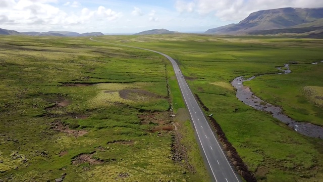 空中美丽的风景周围的山在冰岛南部土地，在冰岛南部土地上的道路旅行的汽车顶部，假日公路旅行的概念是时刻放松，在冰岛公路旅行视频素材