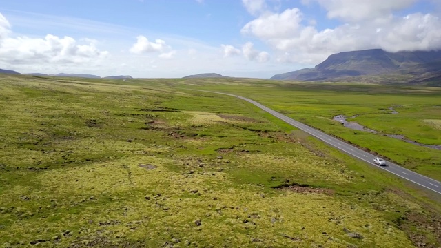 空中美丽的风景周围的山在冰岛南部土地，在冰岛南部土地上的道路旅行的汽车顶部，假日公路旅行的概念是时刻放松，在冰岛公路旅行视频素材