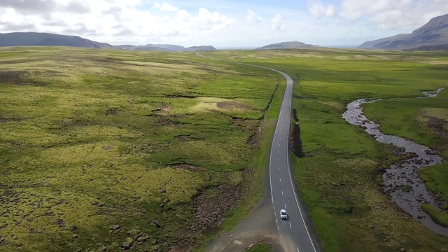 空中美丽的风景周围的山在冰岛南部土地，在冰岛南部土地上的道路旅行的汽车顶部，假日公路旅行的概念是时刻放松，在冰岛公路旅行视频素材