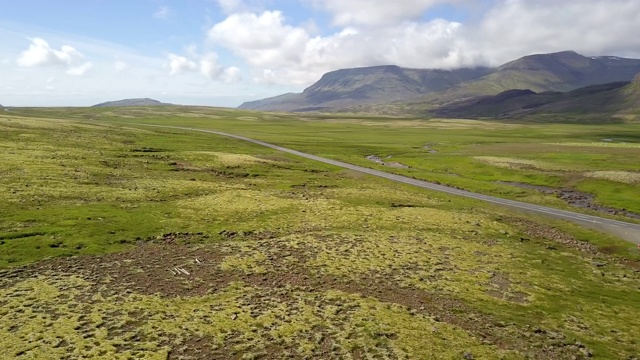 空中美丽的风景周围的山在冰岛南部土地，在冰岛南部土地上的道路旅行的汽车顶部，假日公路旅行的概念是时刻放松，在冰岛公路旅行视频素材