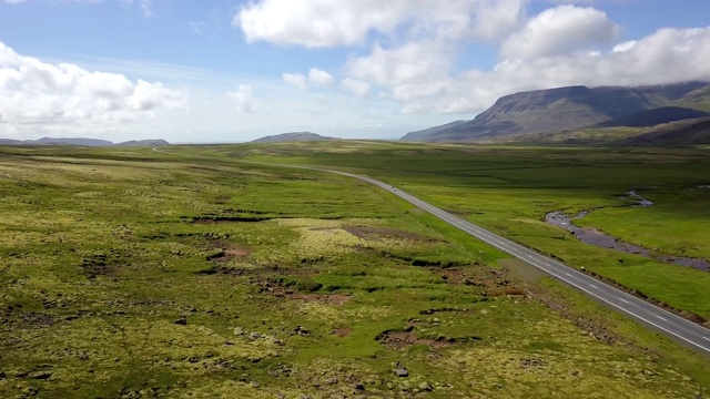 空中美丽的风景周围的山在冰岛南部土地，在冰岛南部土地上的道路旅行的汽车顶部，假日公路旅行的概念是时刻放松，在冰岛公路旅行视频素材