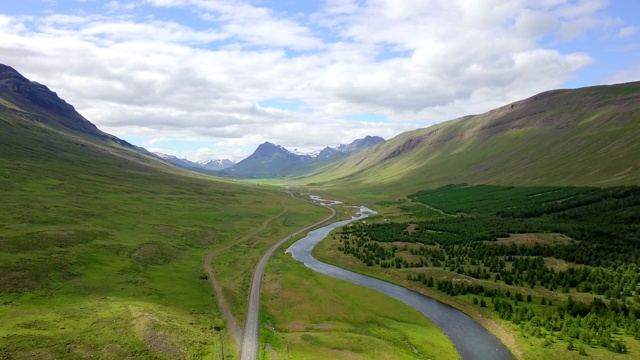 空中美丽的风景周围的山在冰岛北部，在冰岛北部的道路旅行上的观车，假日公路旅行的概念是时刻放松，在冰岛公路旅行视频素材