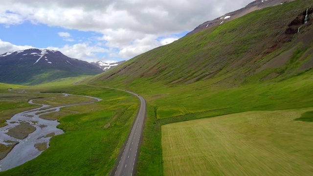 空中美丽的风景周围的山在冰岛北部，在冰岛北部的道路旅行上的观车，假日公路旅行的概念是时刻放松，在冰岛公路旅行视频素材