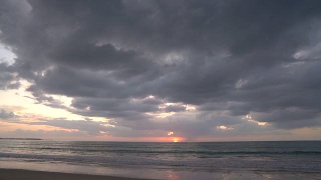 时光流逝，海滩上的日落视频素材