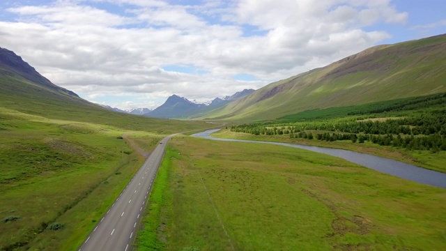 空中美丽的风景周围的山在冰岛北部，在冰岛北部的道路旅行上的观车，假日公路旅行的概念是时刻放松，在冰岛公路旅行视频素材