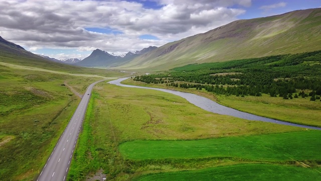 空中美丽的风景周围的山在冰岛北部，在冰岛北部的道路旅行上的观车，假日公路旅行的概念是时刻放松，在冰岛公路旅行视频素材