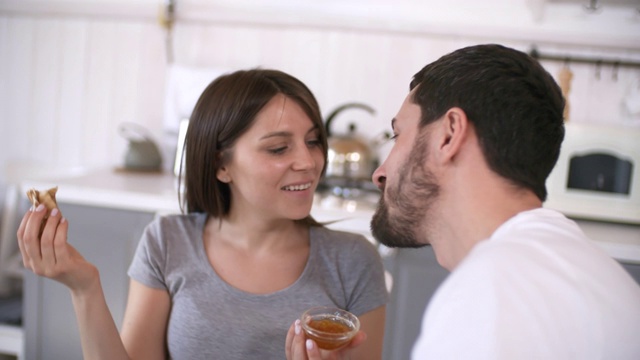 爱的女人给男人喂煎饼视频素材