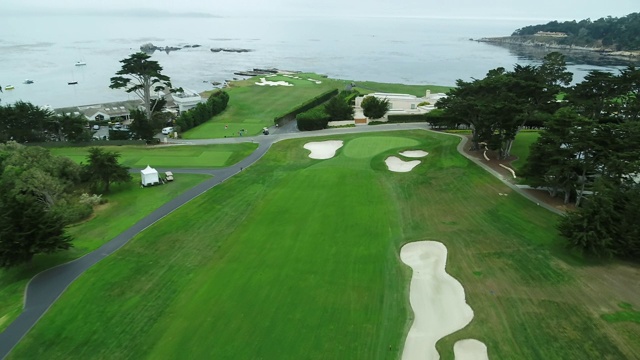 卵石滩海岸高尔夫球场-无人机-快速拉回绿色视频素材