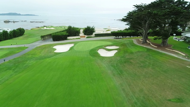 卵石滩海岸线高尔夫球场-无人机-海洋背景2视频素材