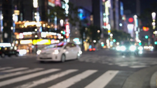 慢镜头夜间交通在银座路口地区的夜晚在东京，日本视频素材